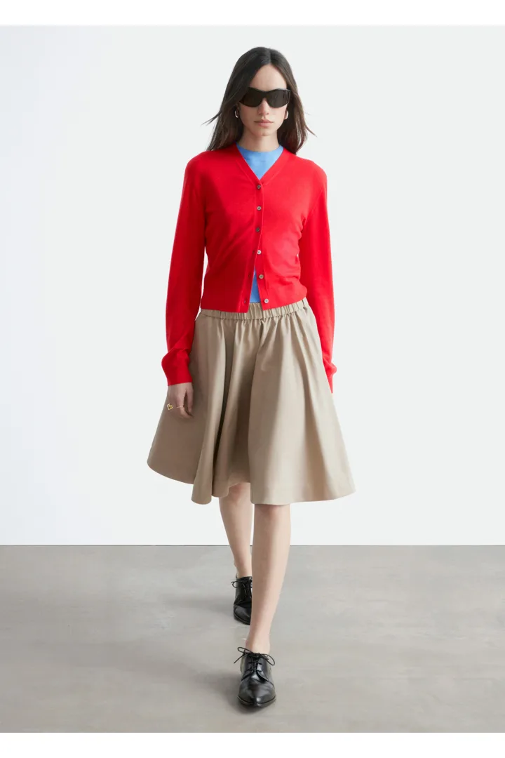 앤아더스토리즈 플레어 니 렝스 스커트의 베이지컬러 ECOMLook입니다.