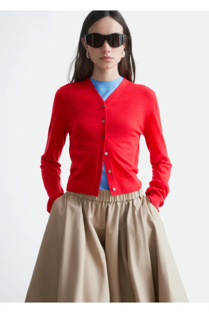 앤아더스토리즈 플레어 니 렝스 스커트의 베이지컬러 ECOMLook입니다.