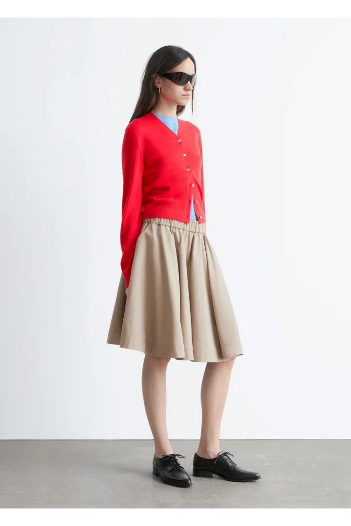 앤아더스토리즈 플레어 니 렝스 스커트의 베이지컬러 ECOMLook입니다.