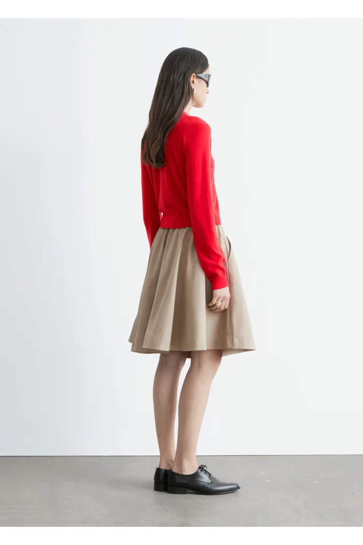 앤아더스토리즈 플레어 니 렝스 스커트의 베이지컬러 ECOMLook입니다.