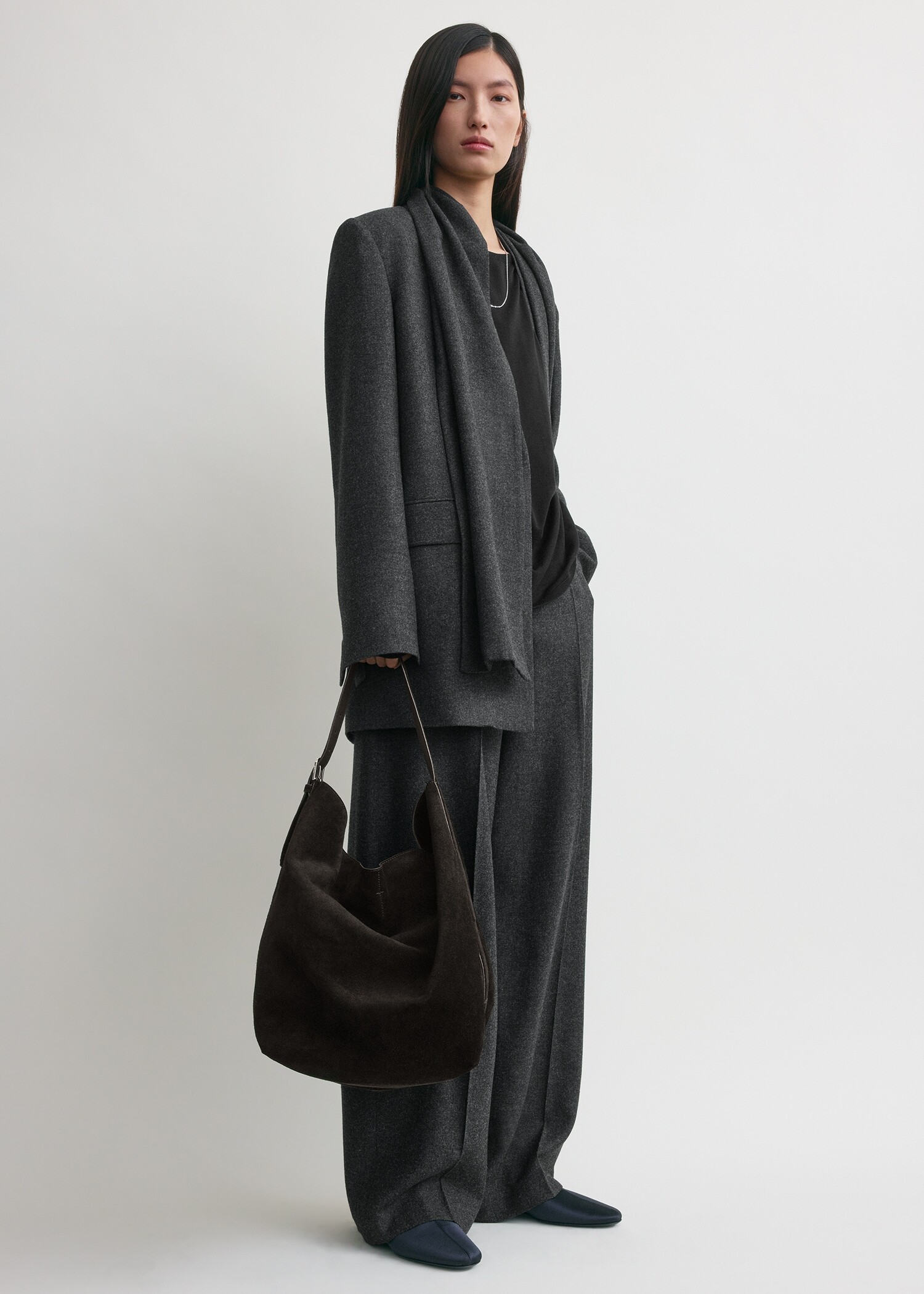 TOTEME 벨티드 토트백 에스프레소의 에스프레소컬러 1번쨰 이미지입니다.