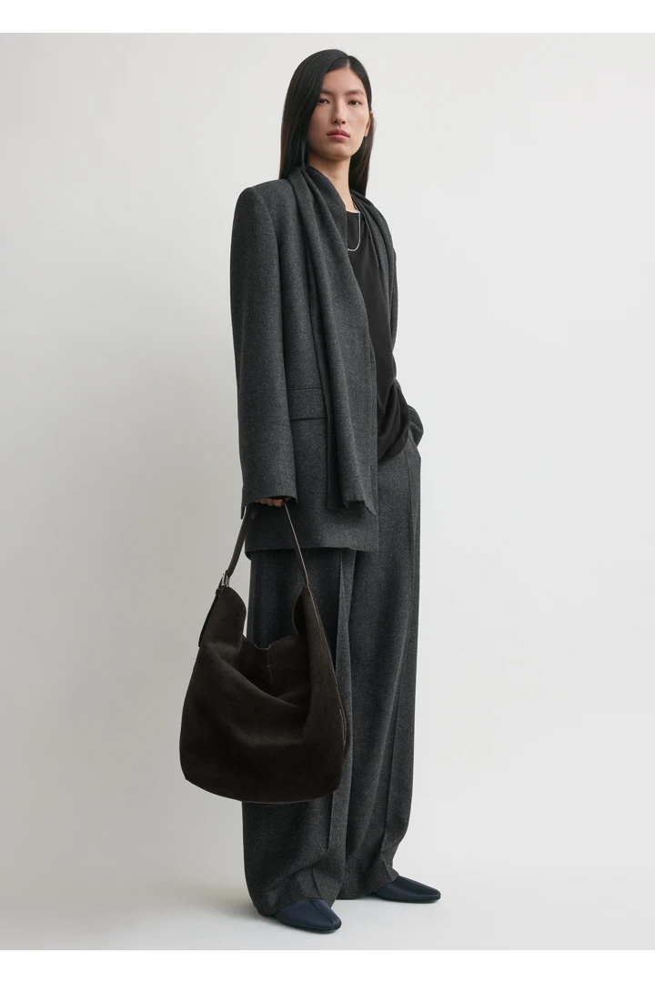 TOTEME 벨티드 토트백 에스프레소의 에스프레소컬러 1번쨰 이미지입니다.