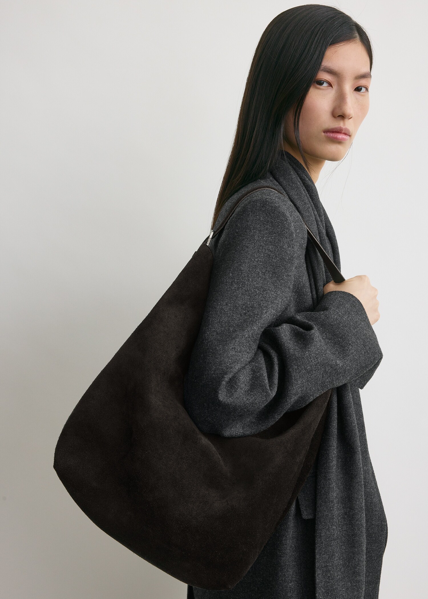 TOTEME 벨티드 토트백 에스프레소의 에스프레소컬러 2번쨰 이미지입니다.