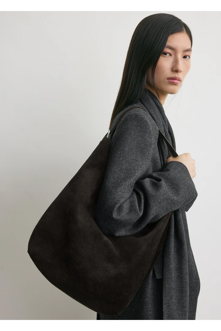 TOTEME 벨티드 토트백 에스프레소의 에스프레소컬러 2번쨰 이미지입니다.