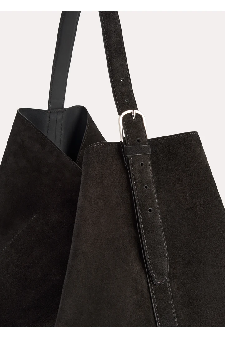 TOTEME 벨티드 토트백 에스프레소의 에스프레소컬러 3번쨰 이미지입니다.