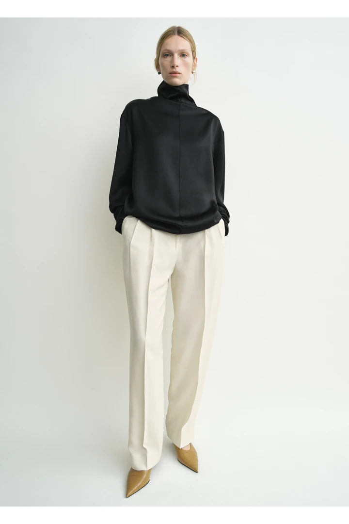 TOTEME default image 16 of 블랙 in 슬라우치 넥 블라우스 블랙