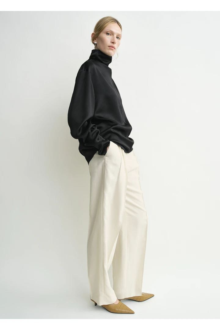 TOTEME 슬라우치 넥 블라우스 블랙의 블랙컬러 1번쨰 이미지입니다.