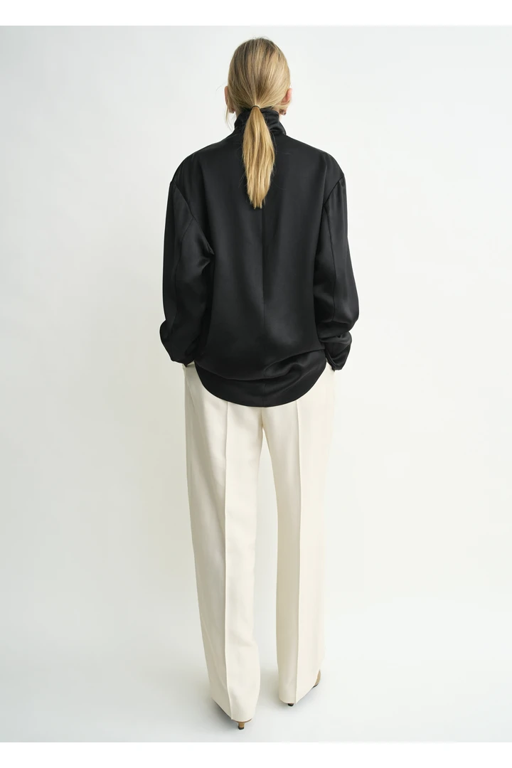 TOTEME 슬라우치 넥 블라우스 블랙의 블랙컬러 2번쨰 이미지입니다.