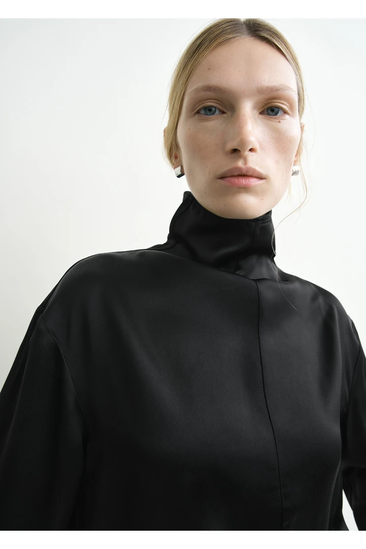 TOTEME 슬라우치 넥 블라우스 블랙의 블랙컬러 3번쨰 이미지입니다.