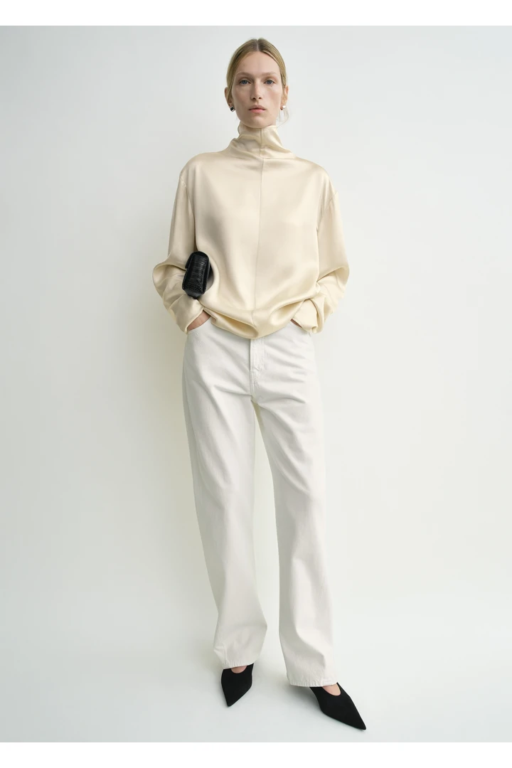 TOTEME default image 18 of 크림 in 슬라우치 넥 블라우스 에크루