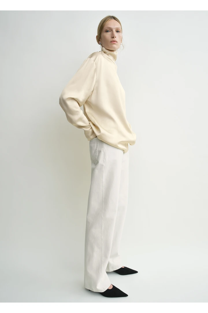 TOTEME 슬라우치 넥 블라우스 에크루의 에크루컬러 1번쨰 이미지입니다.