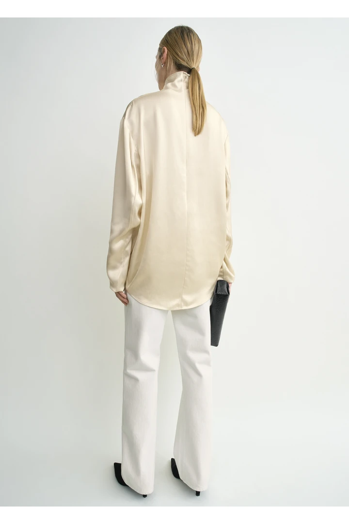 TOTEME 슬라우치 넥 블라우스 에크루의 에크루컬러 2번쨰 이미지입니다.
