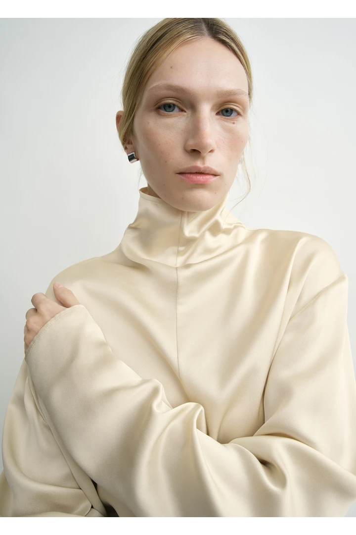 TOTEME 슬라우치 넥 블라우스 에크루의 에크루컬러 3번쨰 이미지입니다.