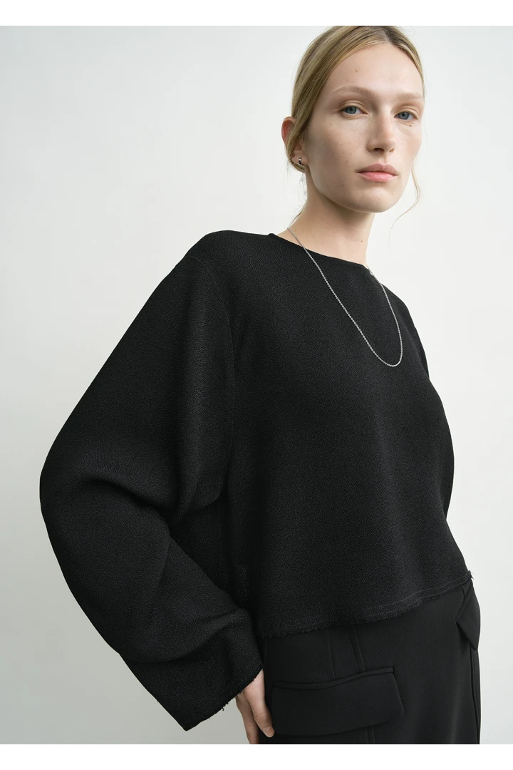 TOTEME 크롭트 세이블 블라우스 블랙의 블랙컬러 3번쨰 이미지입니다.