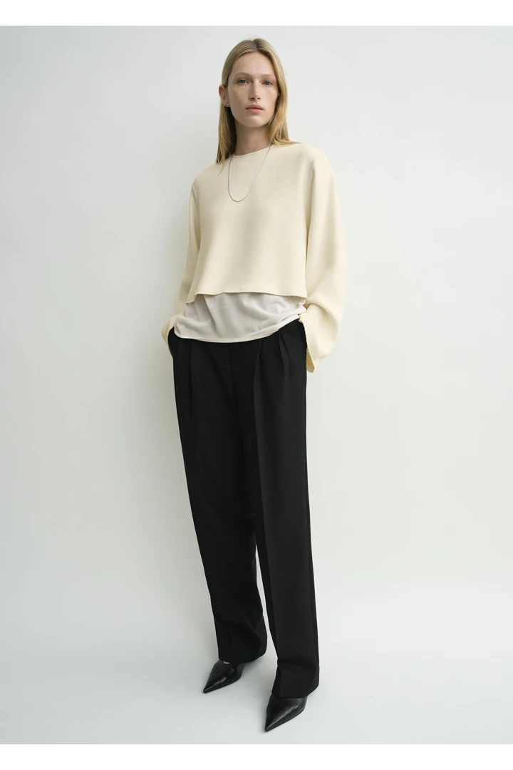 TOTEME 크롭트 세이블 블라우스 마카다미아의 마카다미아컬러 0번쨰 이미지입니다.