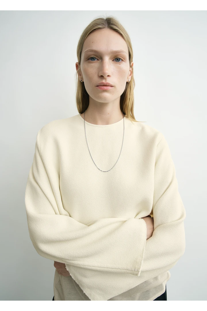 TOTEME 크롭트 세이블 블라우스 마카다미아의 마카다미아컬러 3번쨰 이미지입니다.