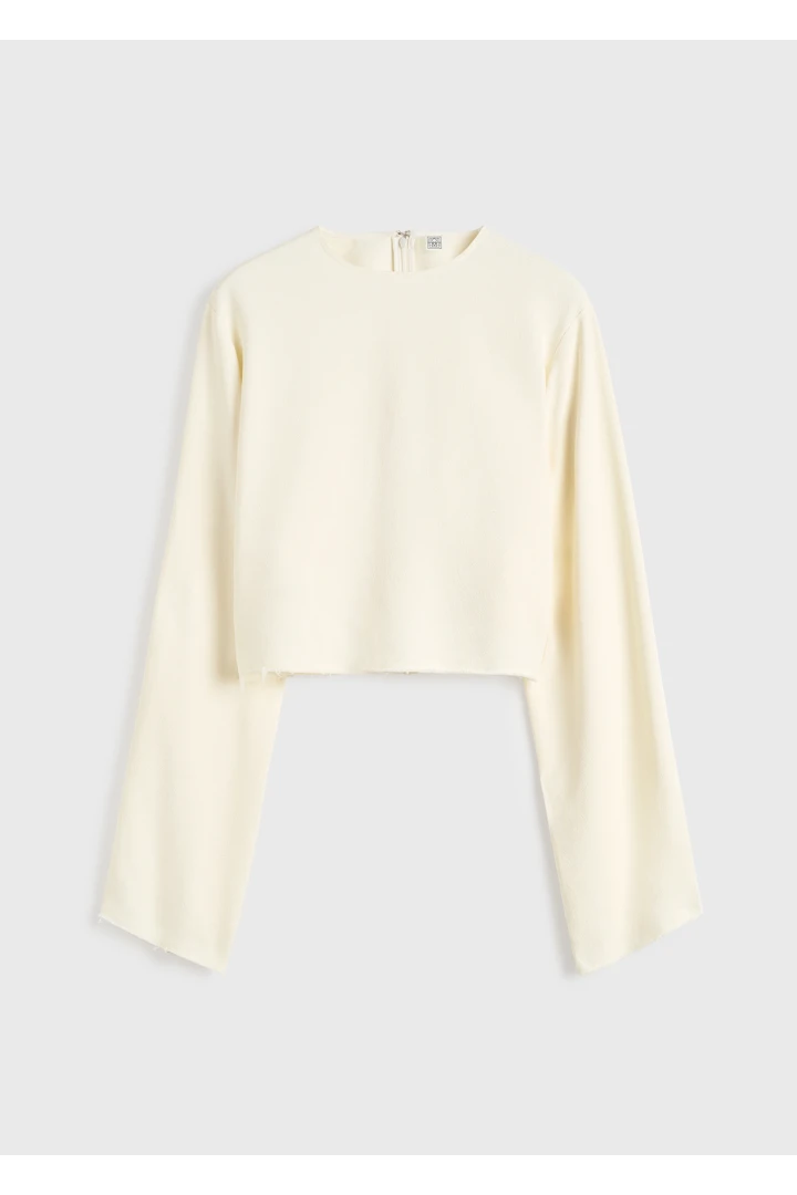 TOTEME 크롭트 세이블 블라우스 마카다미아의 마카다미아컬러 4번쨰 이미지입니다.