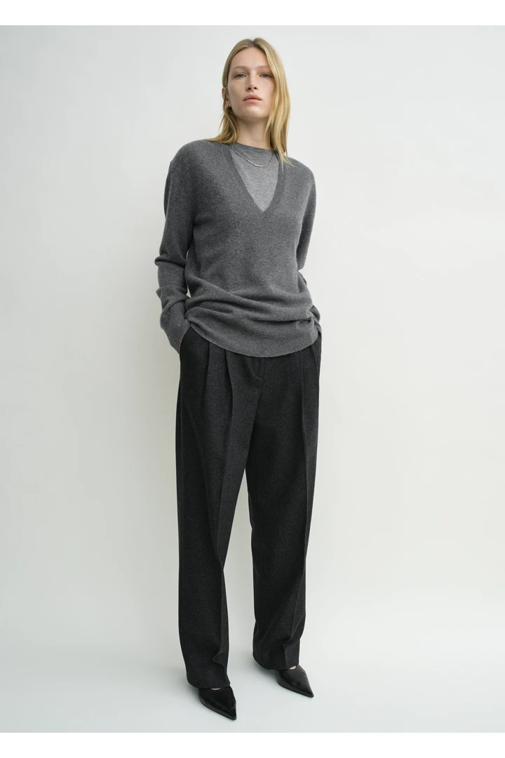 TOTEME 캐시미어 브이-넥 니트 차콜의 차콜컬러 0번쨰 이미지입니다.