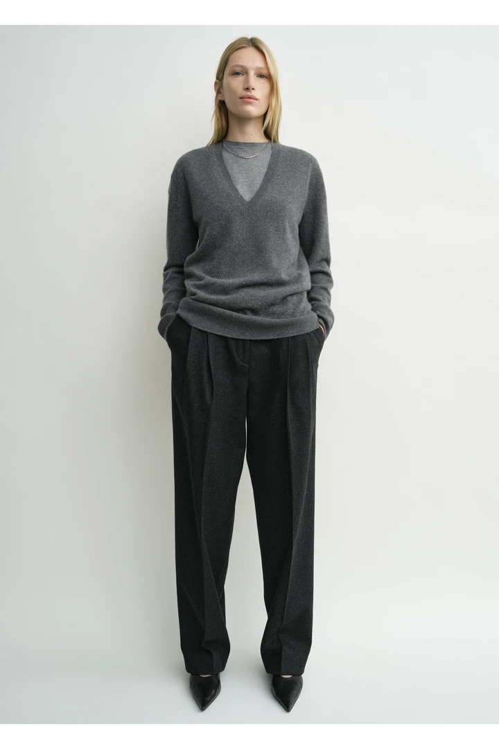 TOTEME 캐시미어 브이-넥 니트 차콜의 차콜컬러 1번쨰 이미지입니다.