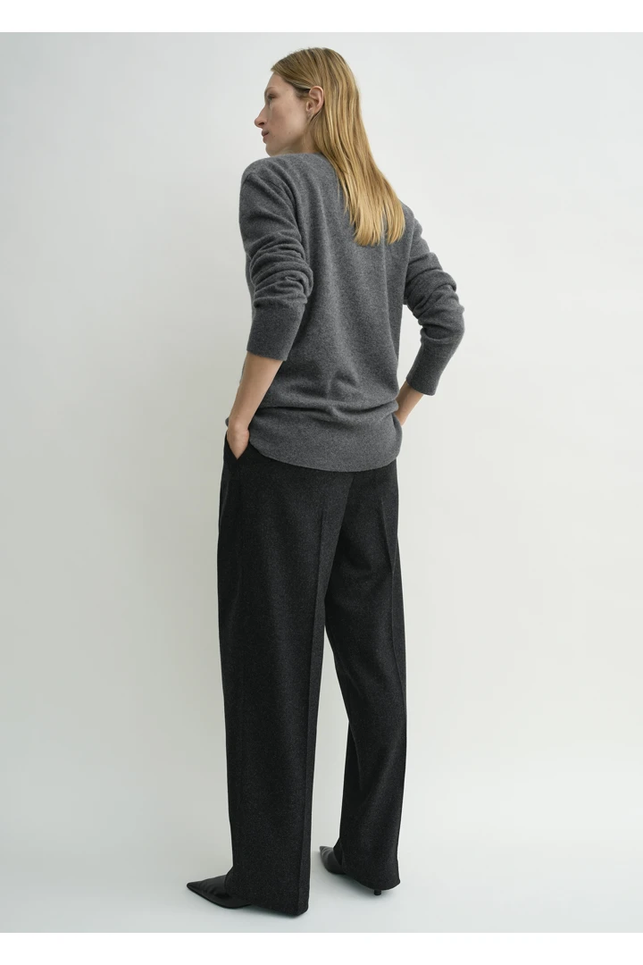 TOTEME 캐시미어 브이-넥 니트 차콜의 차콜컬러 2번쨰 이미지입니다.