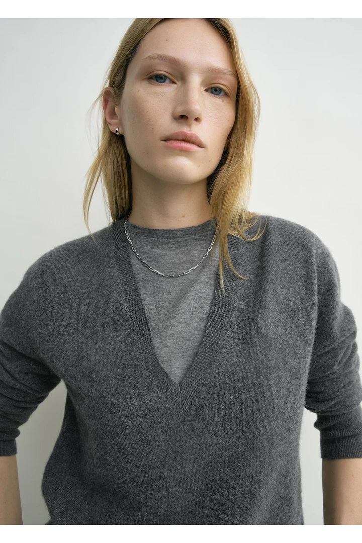 TOTEME 캐시미어 브이-넥 니트 차콜의 차콜컬러 3번쨰 이미지입니다.