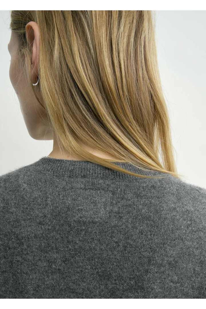 TOTEME 캐시미어 브이-넥 니트 차콜의 차콜컬러 4번쨰 이미지입니다.