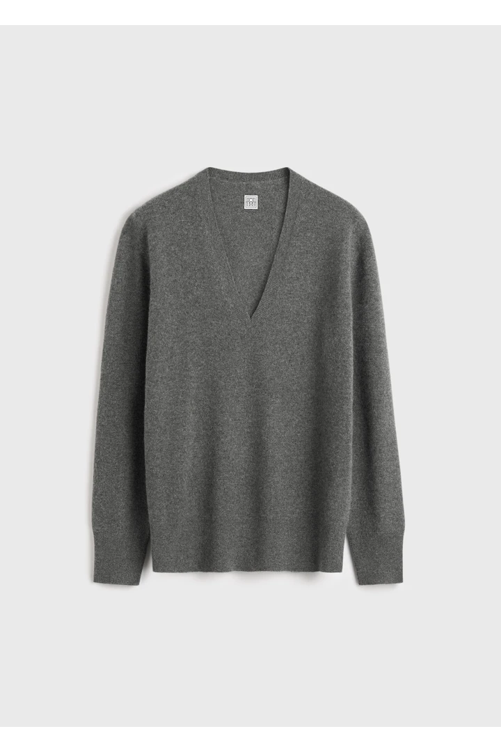 TOTEME 캐시미어 브이-넥 니트 차콜의 차콜컬러 5번쨰 이미지입니다.