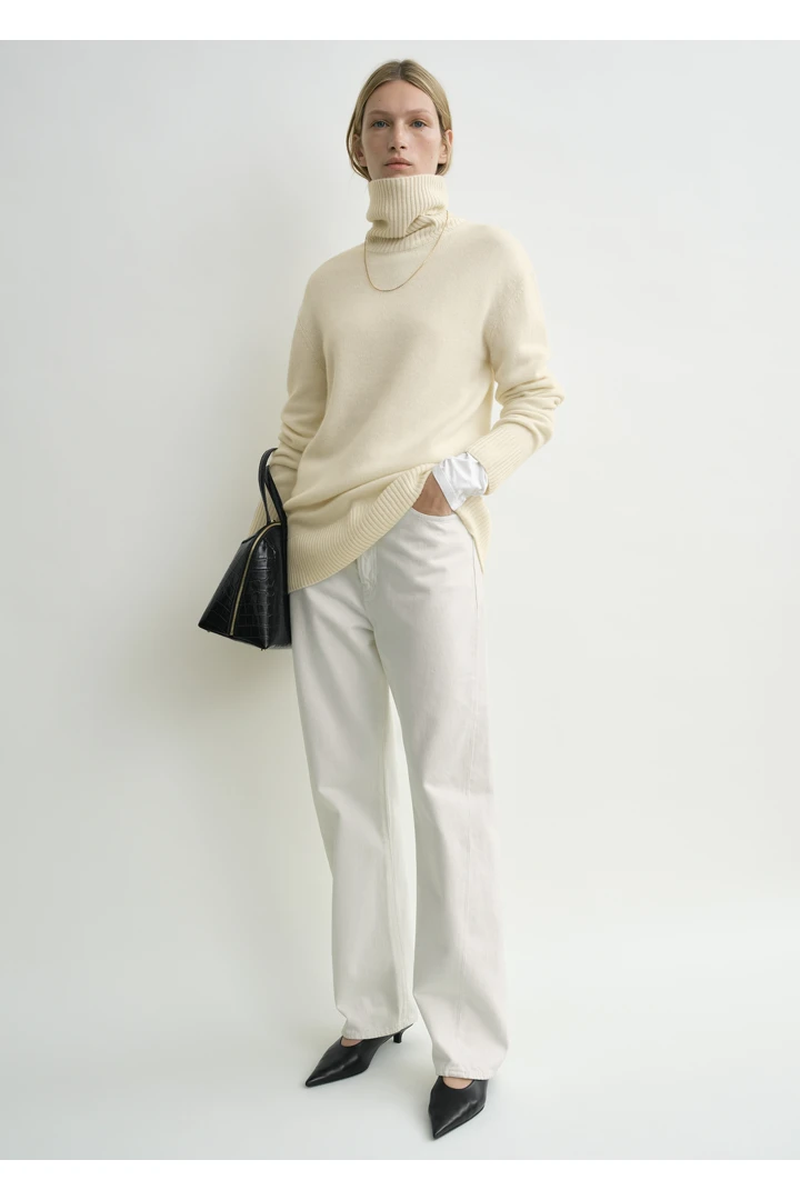 TOTEME 캐시미어 터틀넥 에크루의 에크루컬러 0번쨰 이미지입니다.