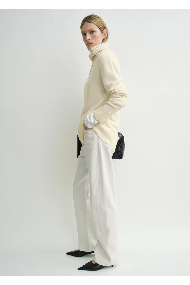 TOTEME 캐시미어 터틀넥 에크루의 에크루컬러 1번쨰 이미지입니다.