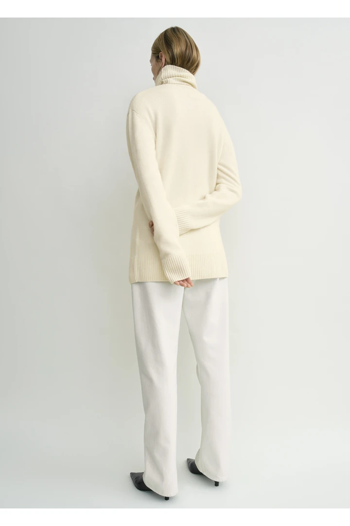 TOTEME 캐시미어 터틀넥 에크루의 에크루컬러 2번쨰 이미지입니다.