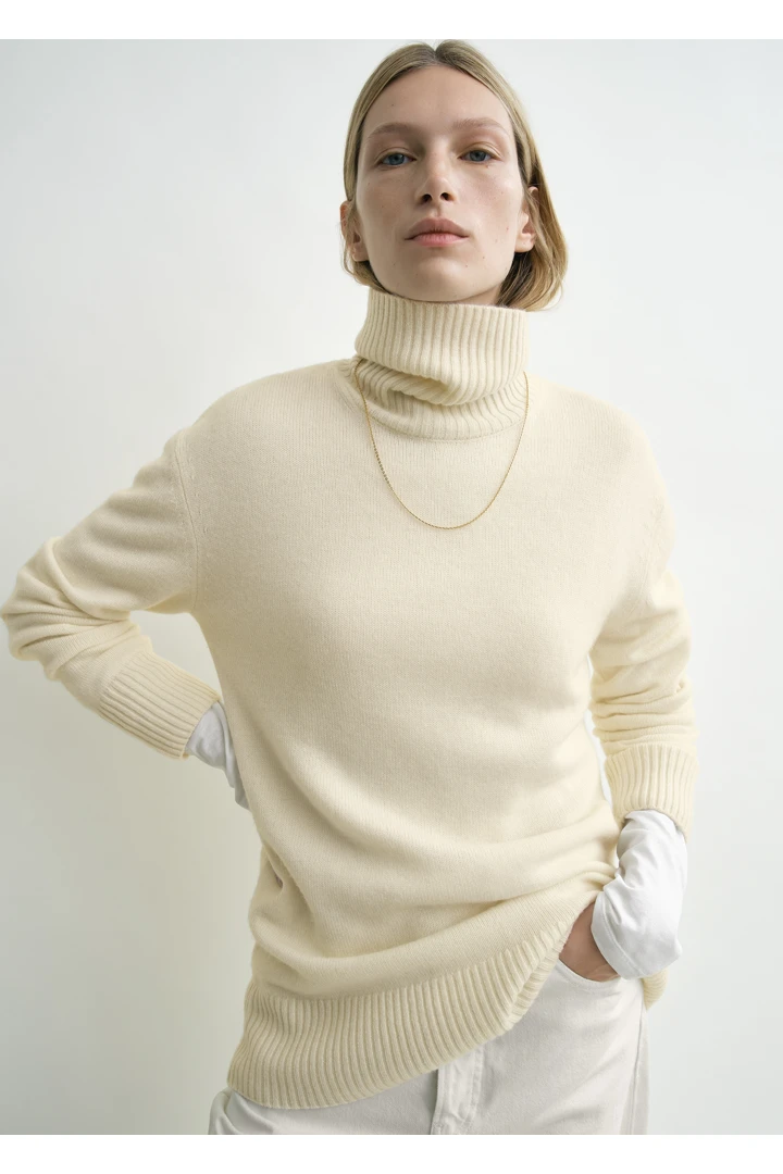 TOTEME 캐시미어 터틀넥 에크루의 에크루컬러 3번쨰 이미지입니다.