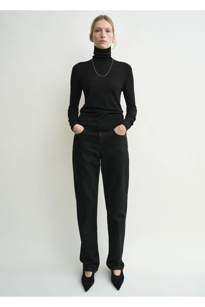 TOTEME 파인 터틀넥 블랙의 블랙컬러 0번쨰 이미지입니다.