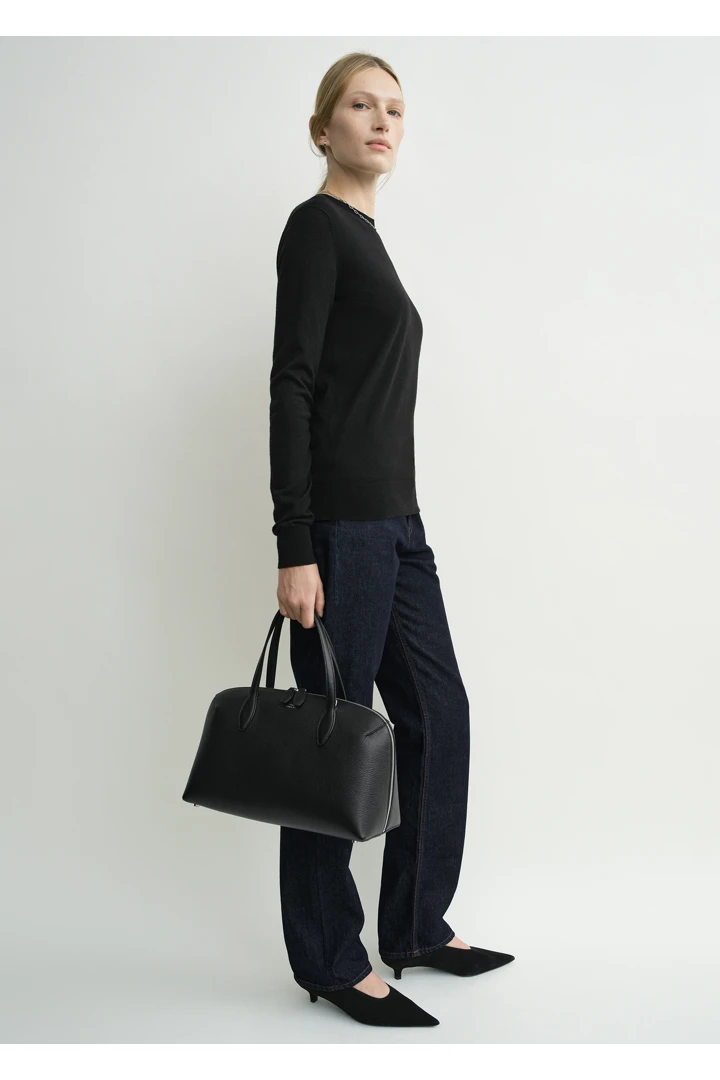 TOTEME 파인 크루 니트 미드나이트의 미드나이트컬러 1번쨰 이미지입니다.