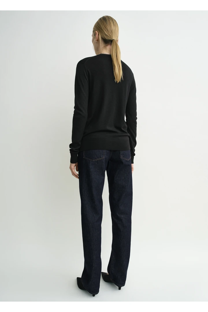 TOTEME 파인 크루 니트 미드나이트의 미드나이트컬러 2번쨰 이미지입니다.