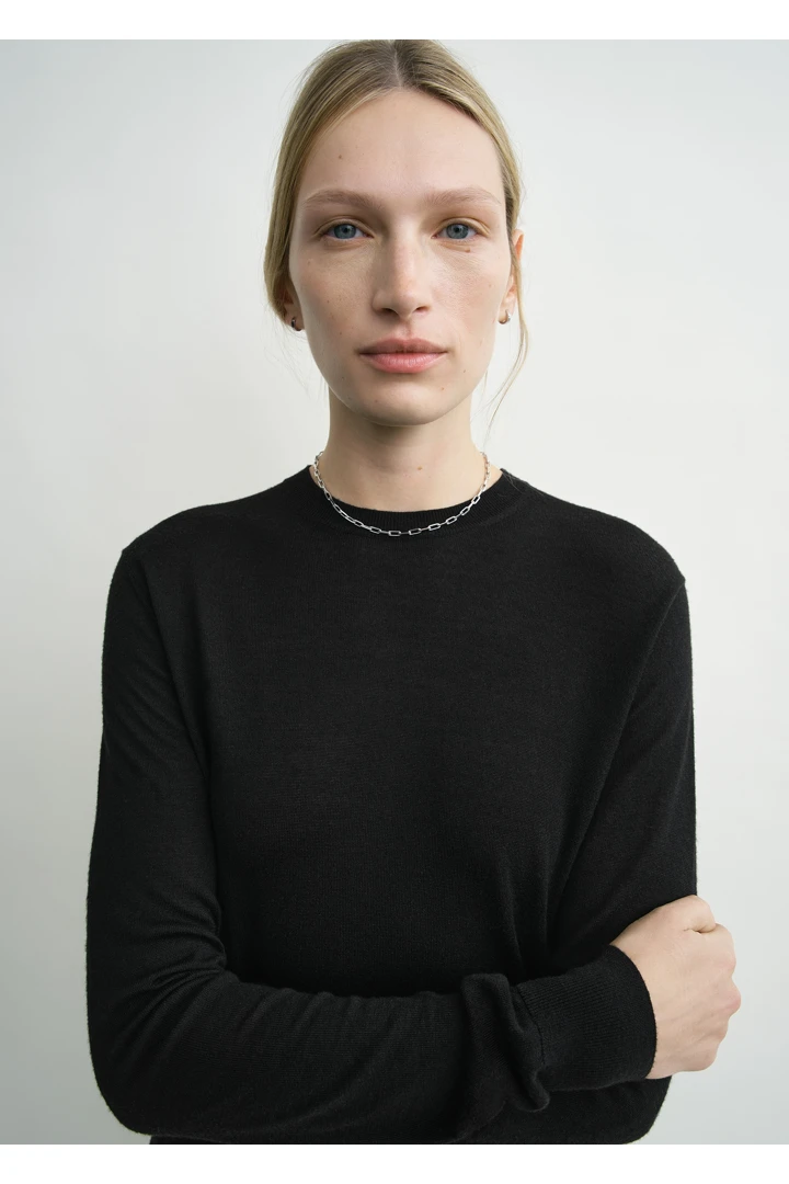 TOTEME 파인 크루 니트 미드나이트의 미드나이트컬러 3번쨰 이미지입니다.