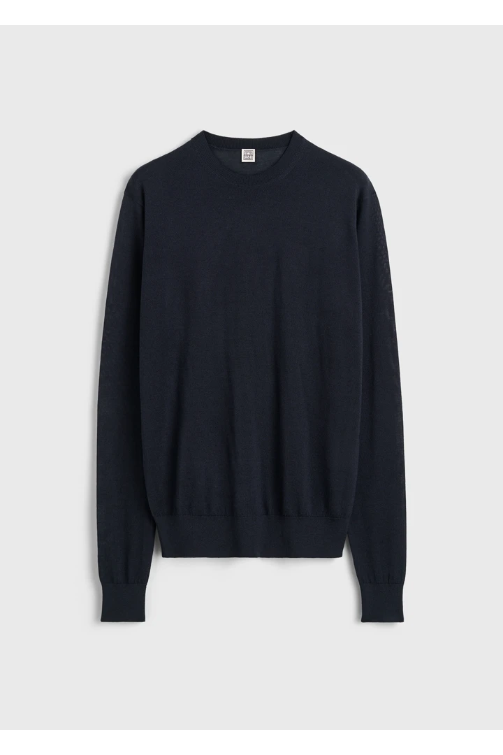 TOTEME 파인 크루 니트 미드나이트의 미드나이트컬러 4번쨰 이미지입니다.