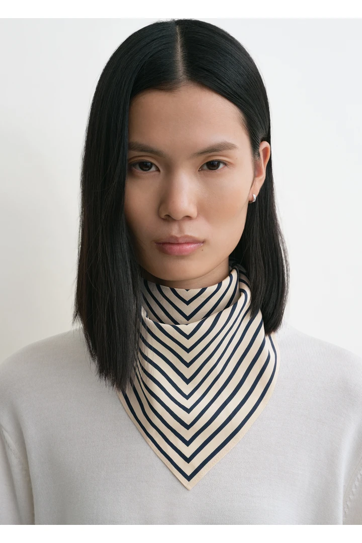 TOTEME 시그니처 모노그램 실크 스카프 크림의 크림컬러 1번쨰 이미지입니다.