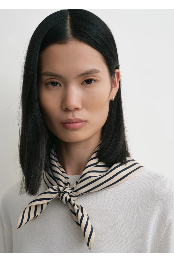 TOTEME 시그니처 모노그램 실크 스카프 크림의 크림컬러 2번쨰 이미지입니다.