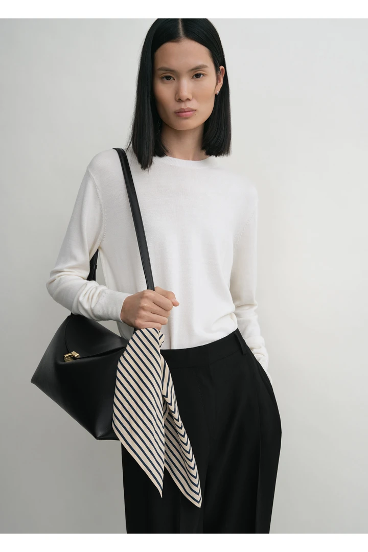 TOTEME 시그니처 모노그램 실크 스카프 크림의 크림컬러 3번쨰 이미지입니다.