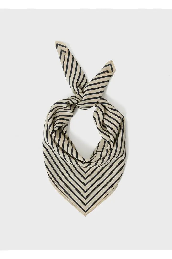 TOTEME 시그니처 모노그램 실크 스카프 크림의 크림컬러 4번쨰 이미지입니다.