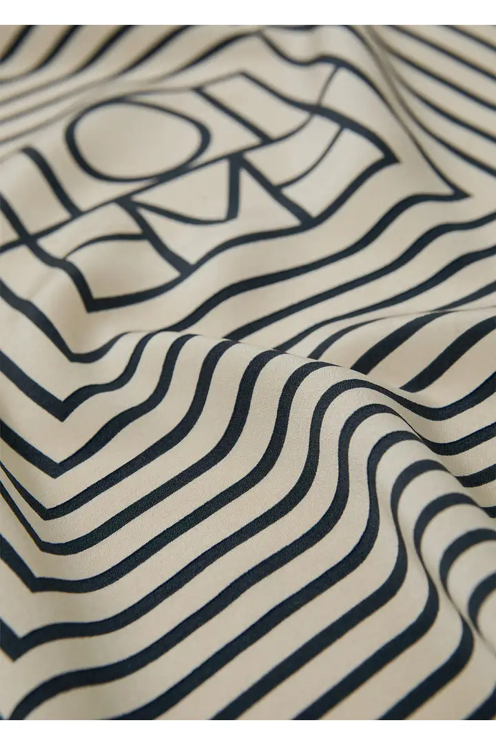 TOTEME 시그니처 모노그램 실크 스카프 크림의 크림컬러 5번쨰 이미지입니다.