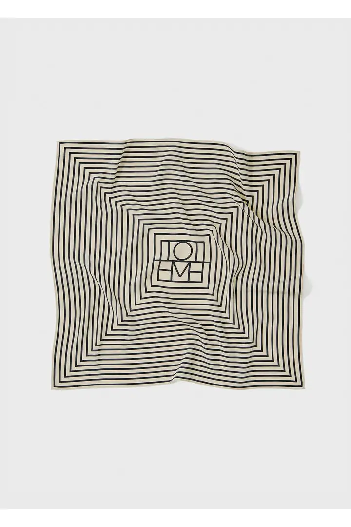 TOTEME 시그니처 모노그램 실크 스카프 크림의 크림컬러 6번쨰 이미지입니다.