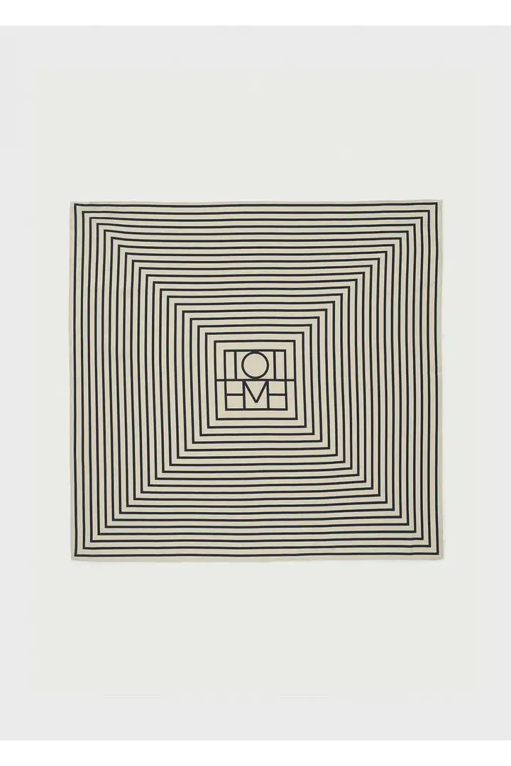 TOTEME 시그니처 모노그램 실크 스카프 크림의 크림컬러 7번쨰 이미지입니다.