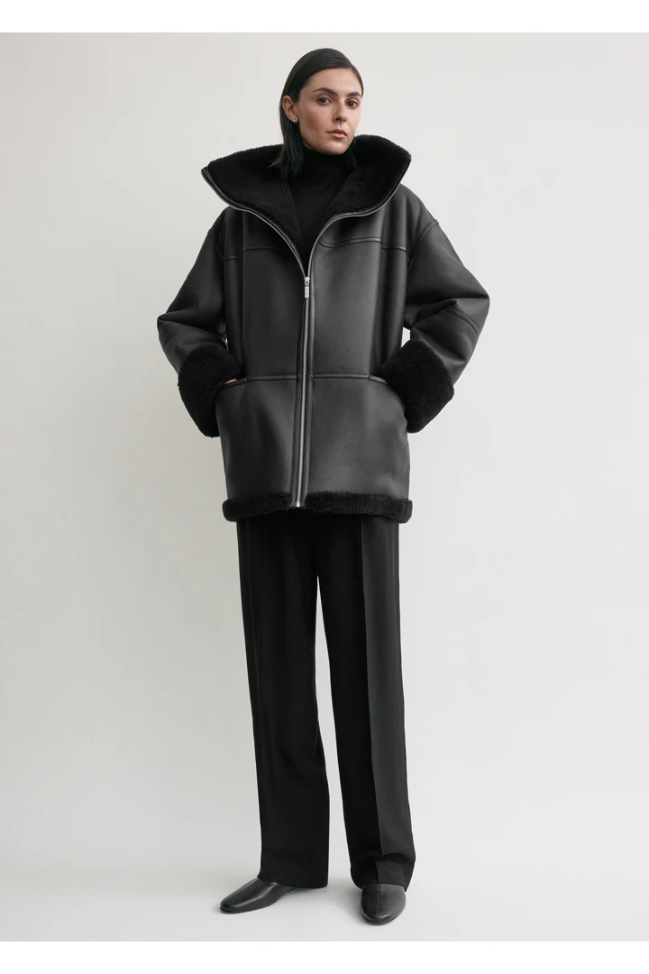 TOTEME 시그니처 시어링 재킷 블랙의 블랙컬러 0번쨰 이미지입니다.