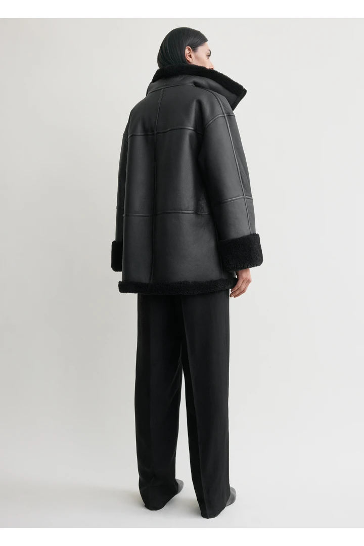 TOTEME 시그니처 시어링 재킷 블랙의 블랙컬러 2번쨰 이미지입니다.