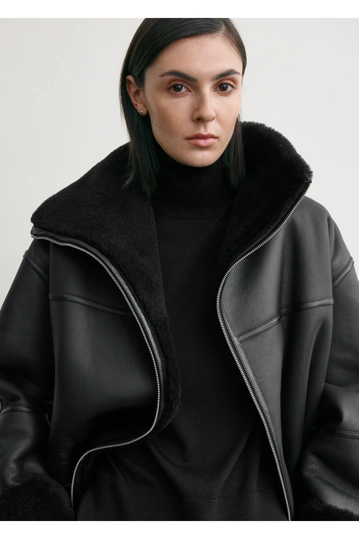 TOTEME 시그니처 시어링 재킷 블랙의 블랙컬러 3번쨰 이미지입니다.