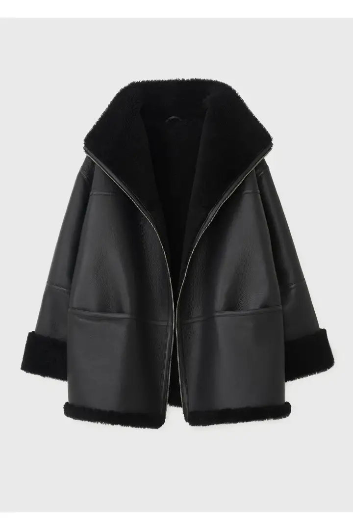 TOTEME 시그니처 시어링 재킷 블랙의 블랙컬러 4번쨰 이미지입니다.