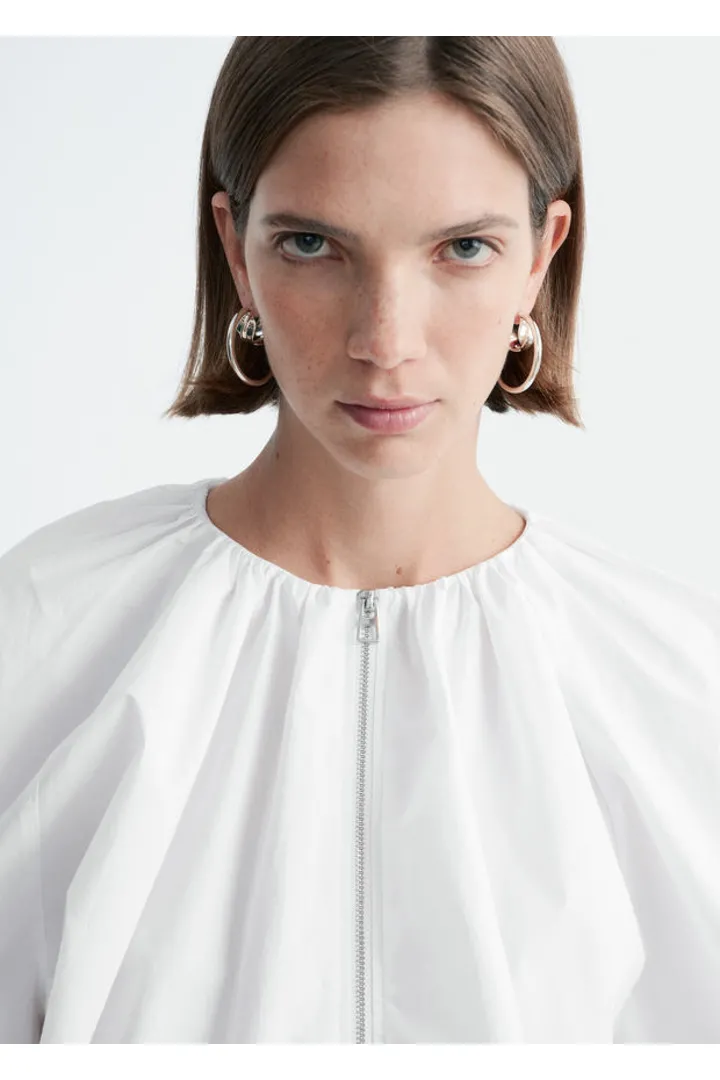 앤아더스토리즈 코튼 포플린 지퍼 프런트 블라우스의 화이트컬러 ECOMLook입니다.