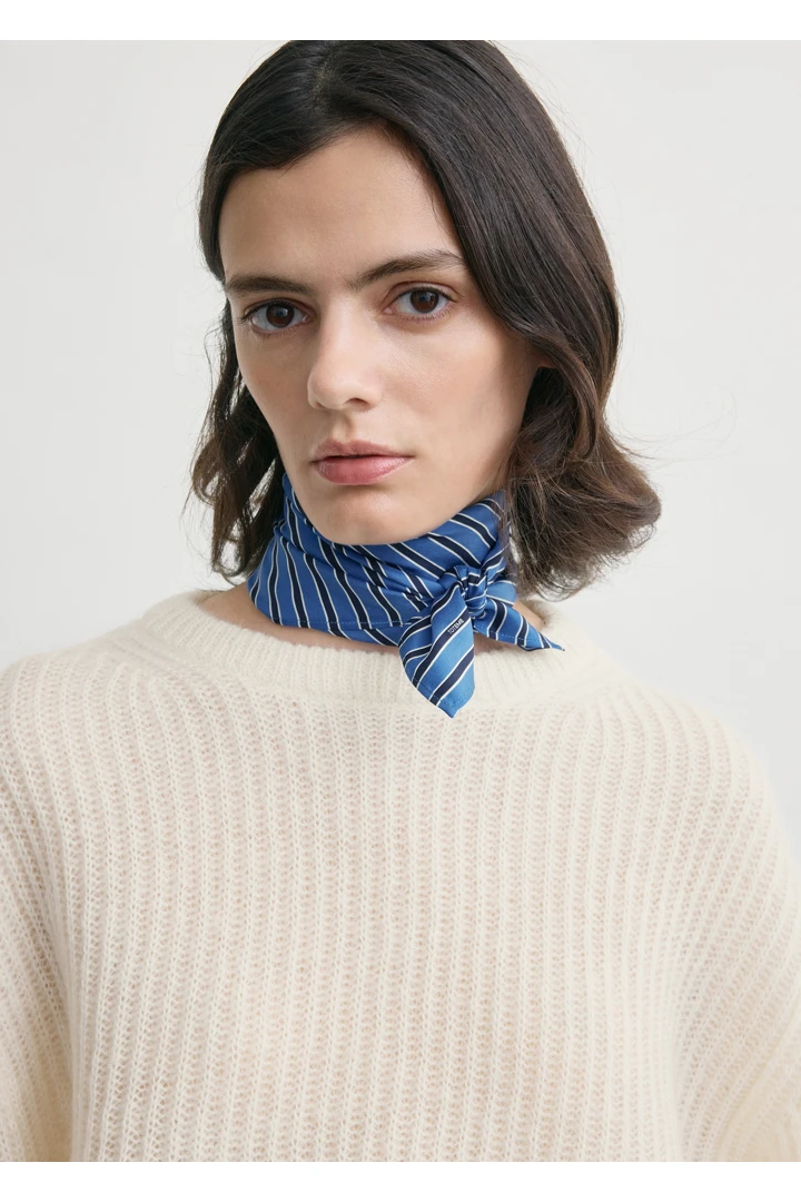 TOTEME 스트라이프 실크 스카프 블루/네이비의 블루/네이비컬러 1번쨰 이미지입니다.