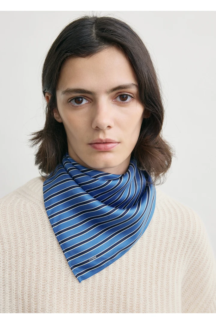 TOTEME 스트라이프 실크 스카프 블루/네이비의 블루/네이비컬러 2번쨰 이미지입니다.